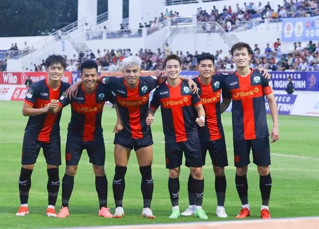 Hình ảnh đội ngũ chuyên gia và công nghệ tiên tiến của FCB8